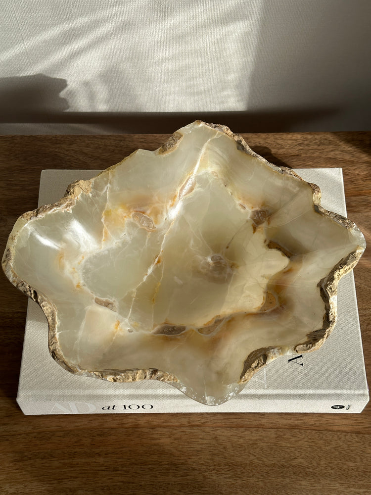 
            
                Load image into Gallery viewer, Amber Scalloped Centrepiece Bowl
            
        